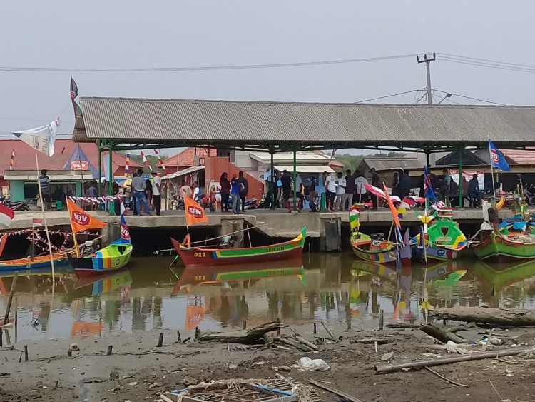 PT. SEIV Indonesia Bantu Cat Perahu Nelayan Muara Gembong Bekasi